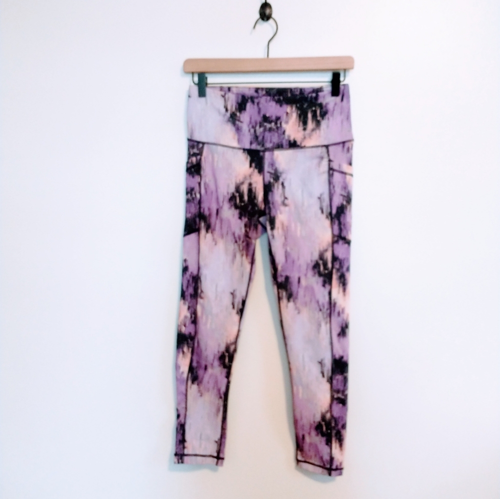 Reebok purple patterned leggings, Capri style with pockets on the sides. Size sm